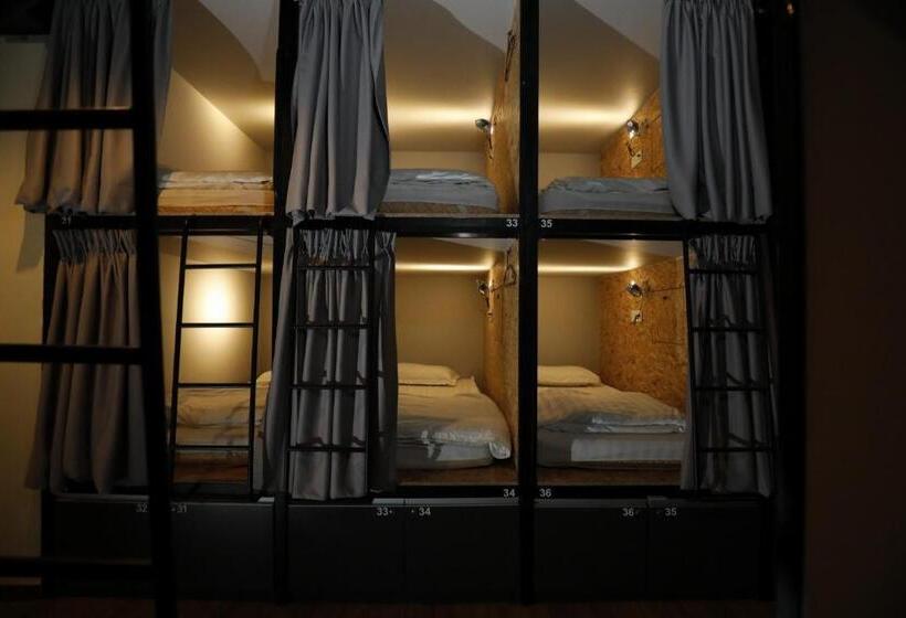 מיטה בחדר משותף, Sleepbox Hotel   Hostel