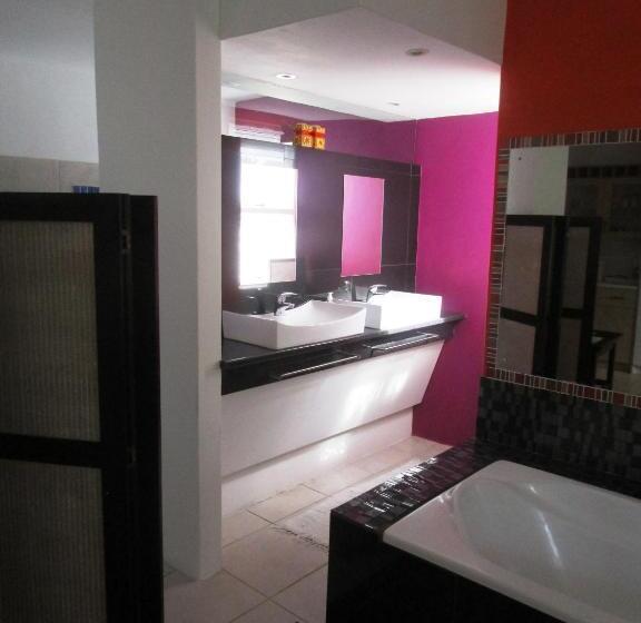 استودیوی استاندارد, Norfolk Guest House