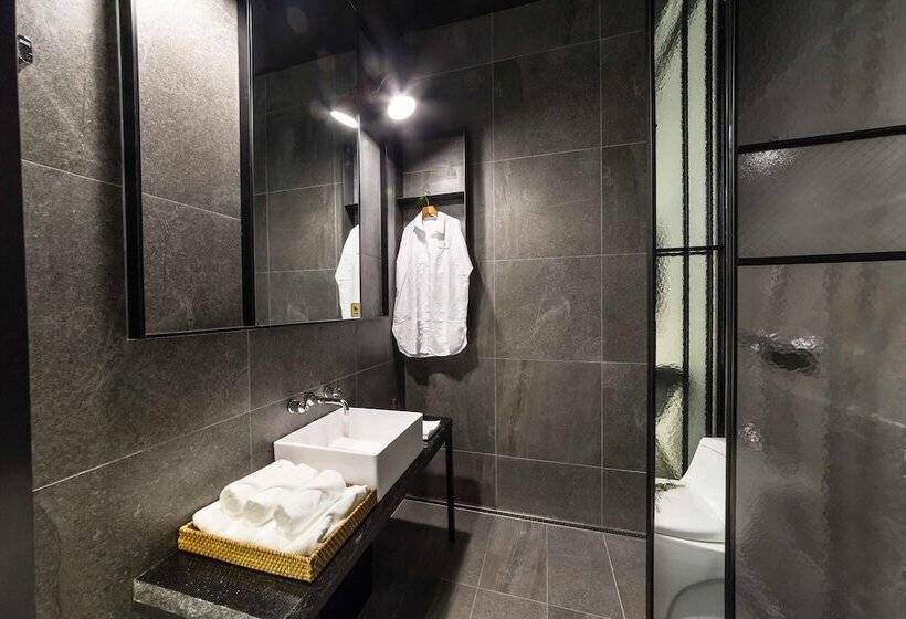 Quarto Estandar, The Artist Dongdaemun