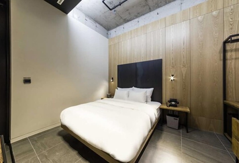 Quarto Estandar, The Artist Dongdaemun