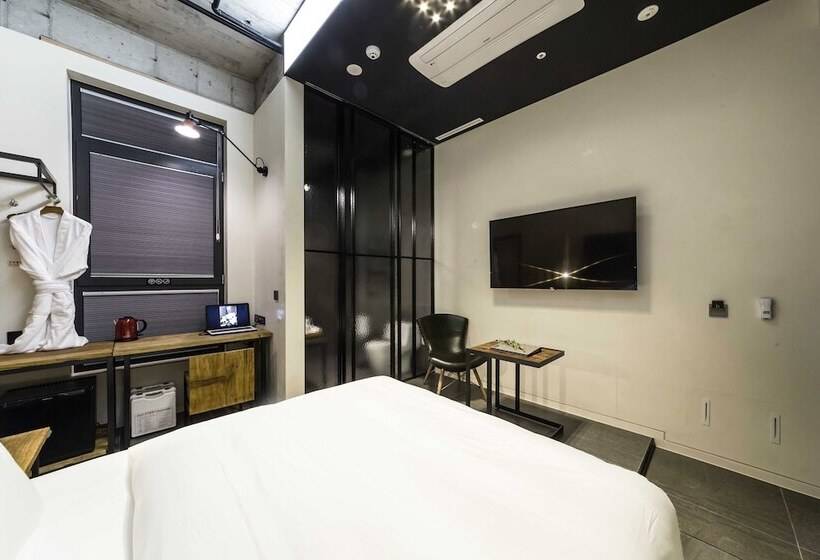 Quarto Estandar, The Artist Dongdaemun