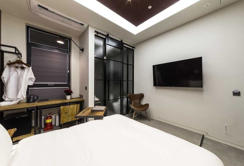 Quarto Estandar, The Artist Dongdaemun