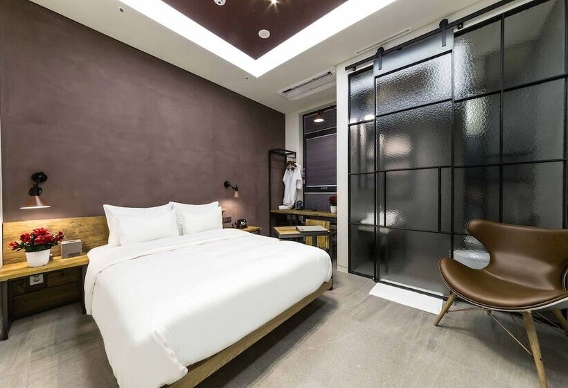 Quarto Estandar, The Artist Dongdaemun