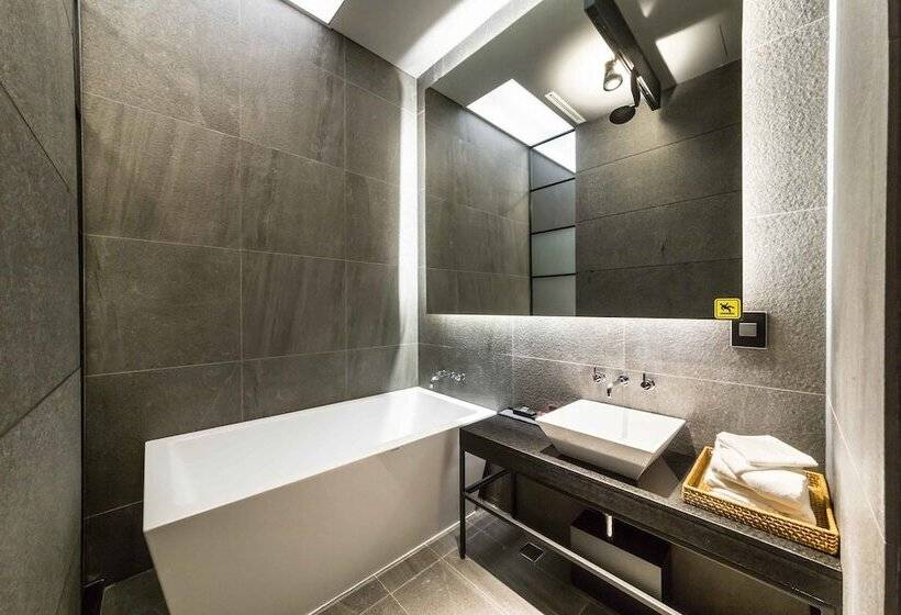 Quarto Deluxe, The Artist Dongdaemun