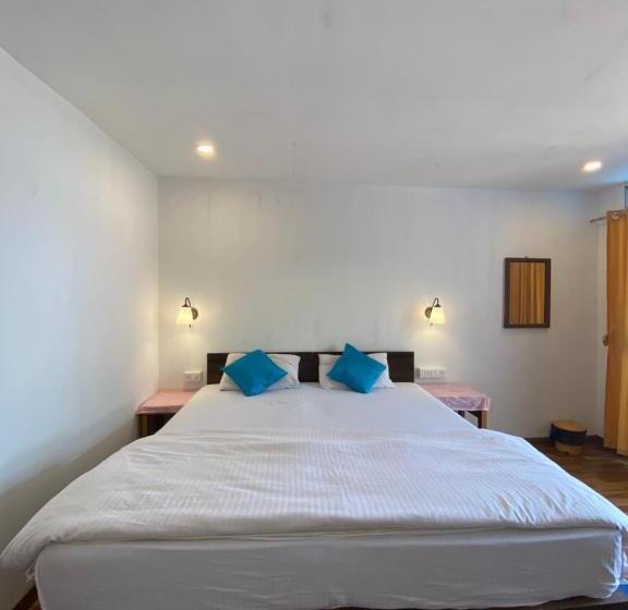 디럭스 룸 측면 바다 전망, Omkar Beach Bungalow