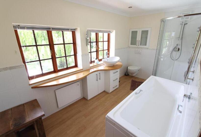 اتاق لوکس با بالکن, Acara Guesthouse & Cottages