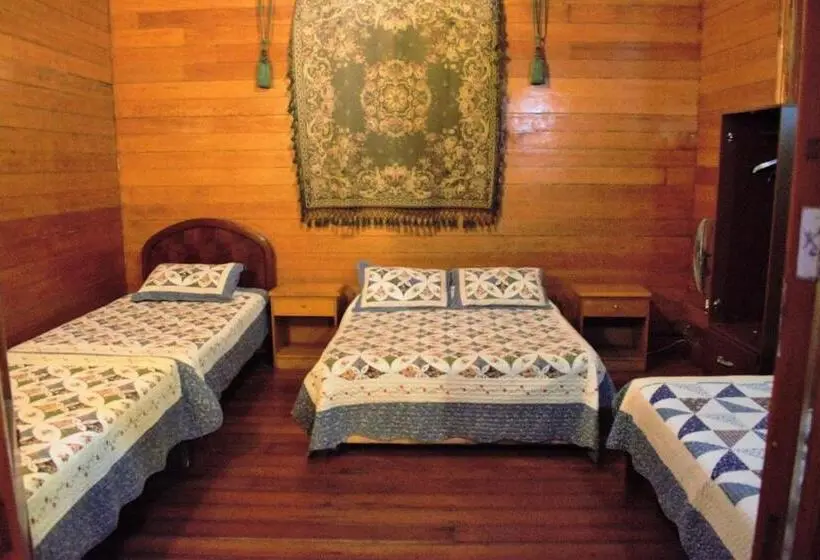 اتاق خانوادگی با سرویس بهداشتی مشترک, Hostal Aloha Inn