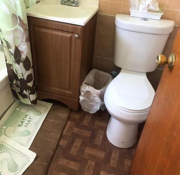 סוויטה נוף לבריכה, Michael Dee's Motel