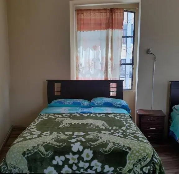 اتاق خانوادگی با چشم‌انداز باغ, Hostal Mediodia