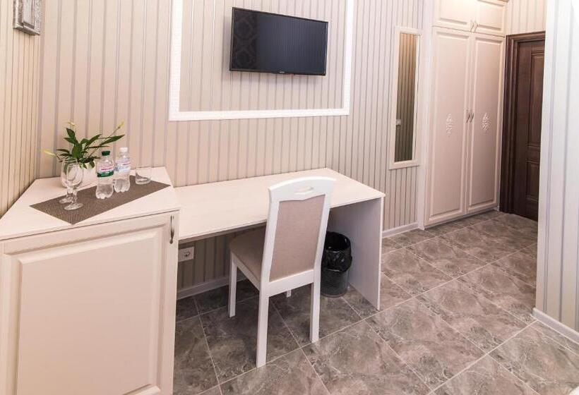 اتاق سوپریور, L.o.y Family