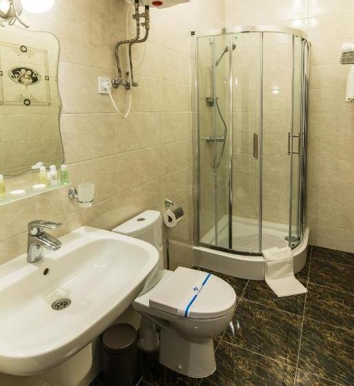 اتاق لوکس, L.o.y Family