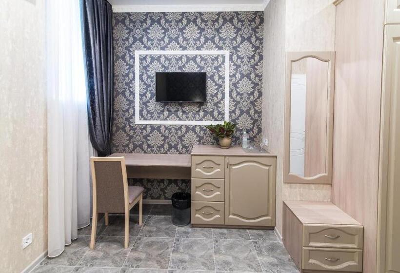 اتاق لوکس, L.o.y Family