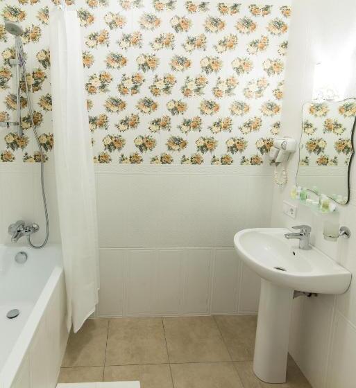 سوئیت با تخت بزرگ, L.o.y Family