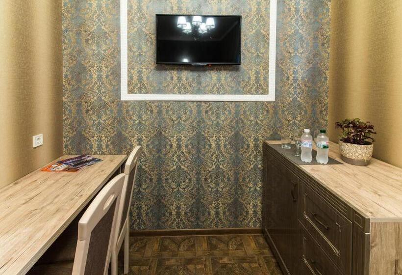 سوئیت با تخت بزرگ, L.o.y Family