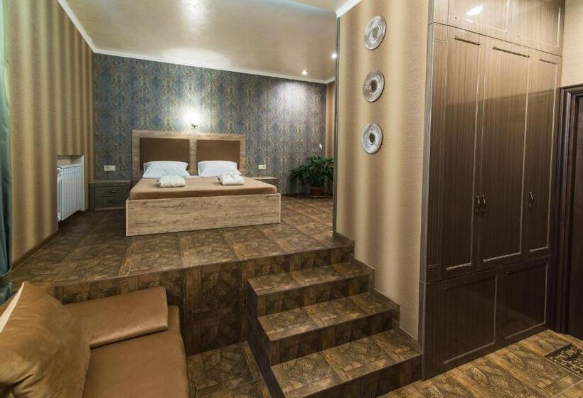 سوئیت با تخت بزرگ, L.o.y Family