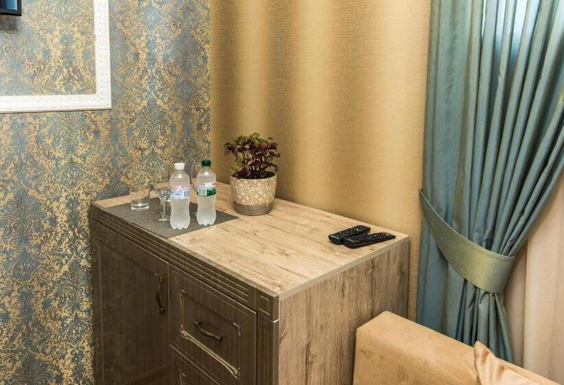 سوئیت با تخت بزرگ, L.o.y Family