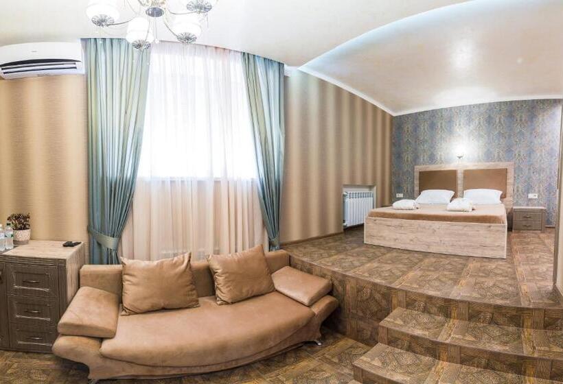 سوئیت با تخت بزرگ, L.o.y Family