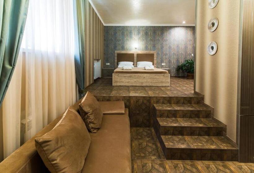 سوئیت با تخت بزرگ, L.o.y Family