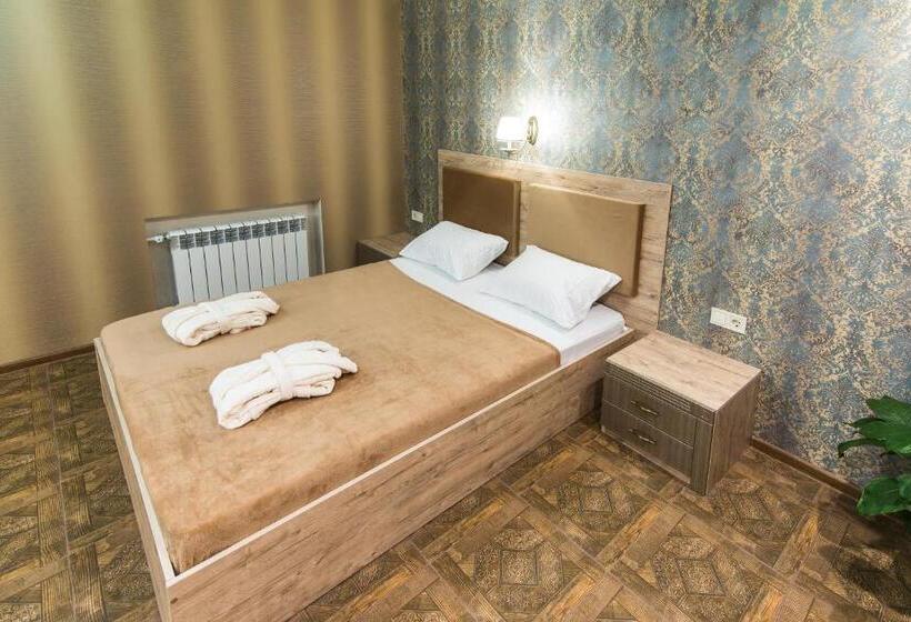 سوئیت با تخت بزرگ, L.o.y Family