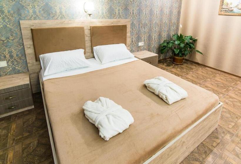 سوئیت با تخت بزرگ, L.o.y Family