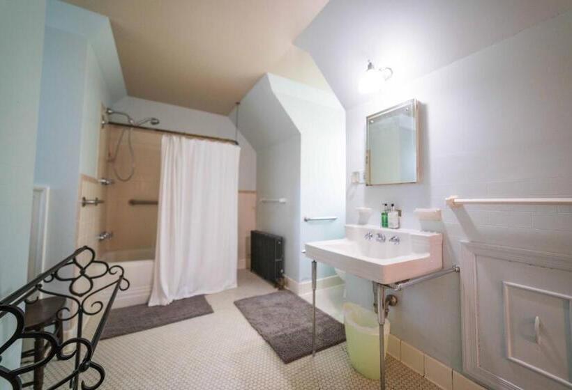 جناح, Chilton House Suites