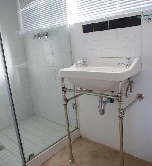 غرفة عائلية, Windfall Wine Farm