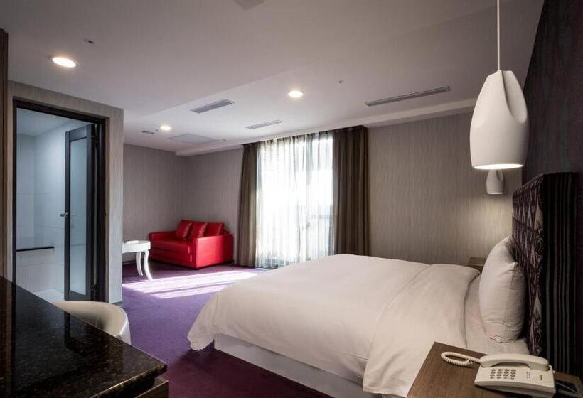 اتاق لوکس, Jung Zaw Bussiness