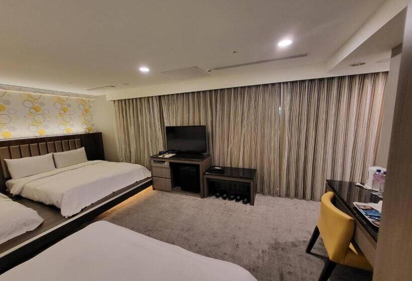 اتاق خانوادگی, Jung Zaw Bussiness