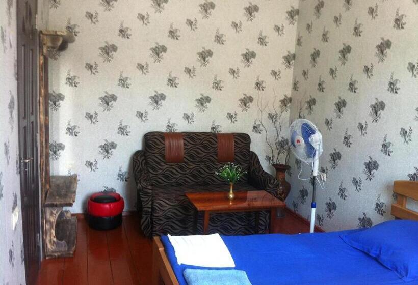 اتاق استاندارد سه نفره, Castle