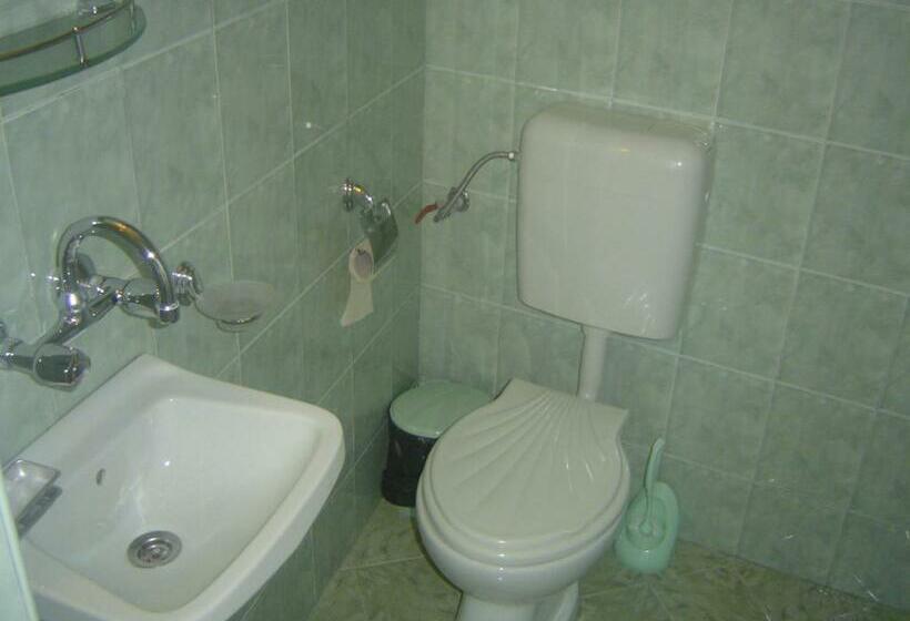 اتاق استاندارد سه تخته با چشم‌انداز باغ, Guest House Dimovi