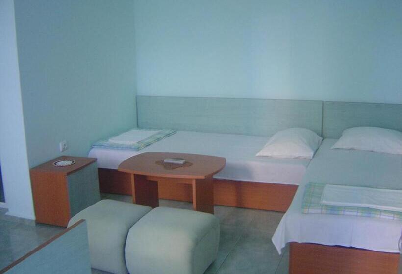اتاق استاندارد سه تخته با چشم‌انداز باغ, Guest House Dimovi
