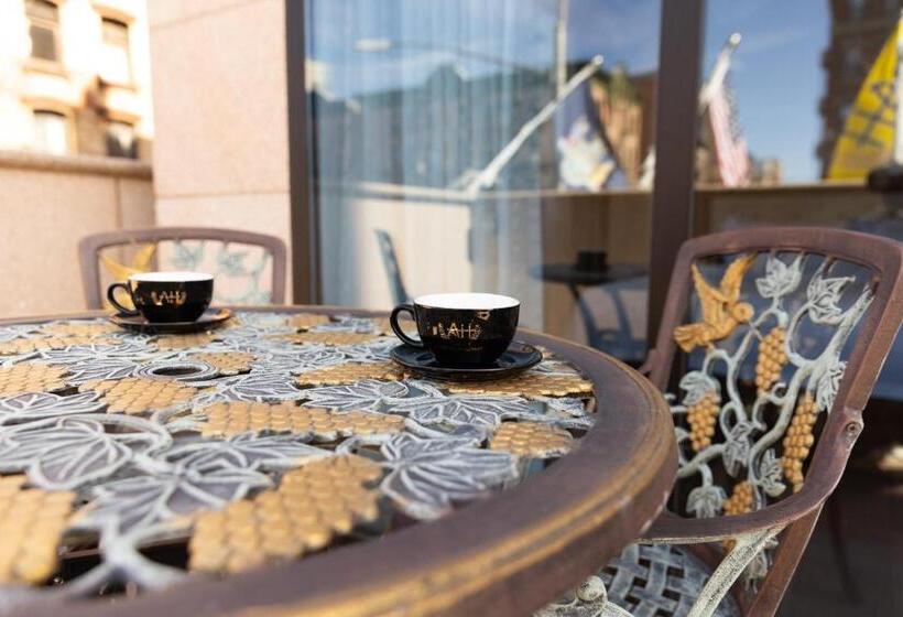 스탠다드 룸 킹사이즈 침대, The Allen