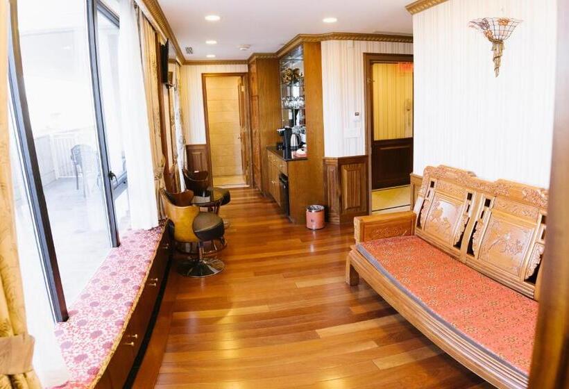 스위트, The Allen