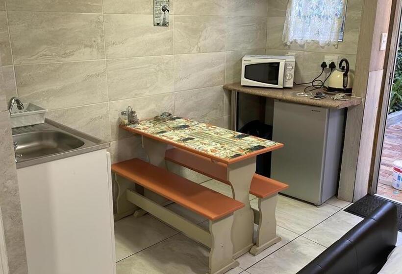 Хижина, De Helling Self Catering