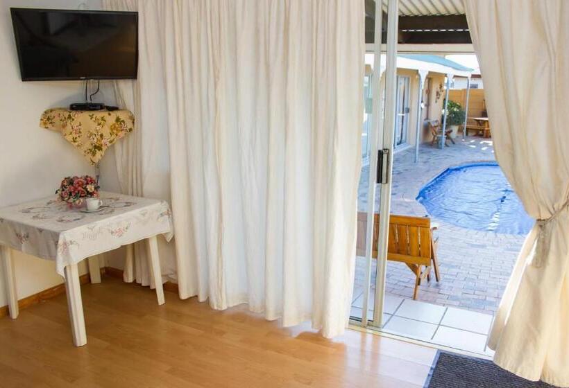 דירת משפחה, De Helling Self Catering