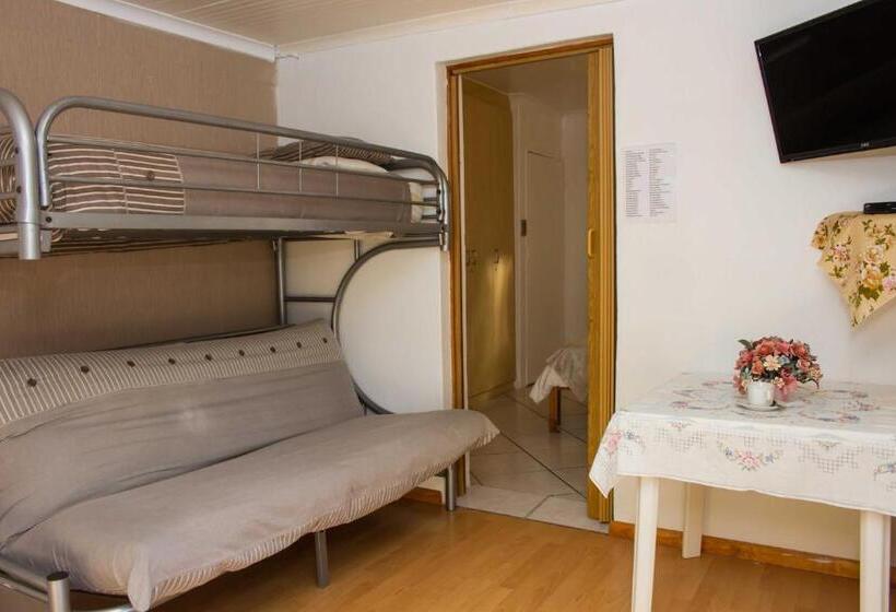 דירת משפחה, De Helling Self Catering