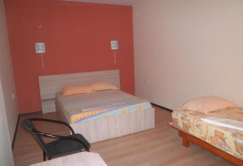 اتاق استاندارد سه تخته با سرویس بهداشتی مشترک, Casa Didina