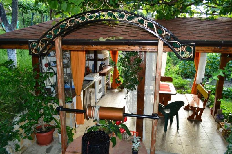带阳台标准四人间, Guest House Angelkovi