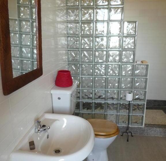 اتاق استاندارد با چشم‌انداز دریاچه, Pineapple Guest House Entebbe