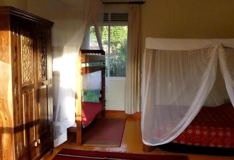 اتاق خانوادگی, Pineapple Guest House Entebbe
