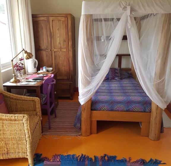 اتاق استاندارد یک تخته با بالکن, Pineapple Guest House Entebbe