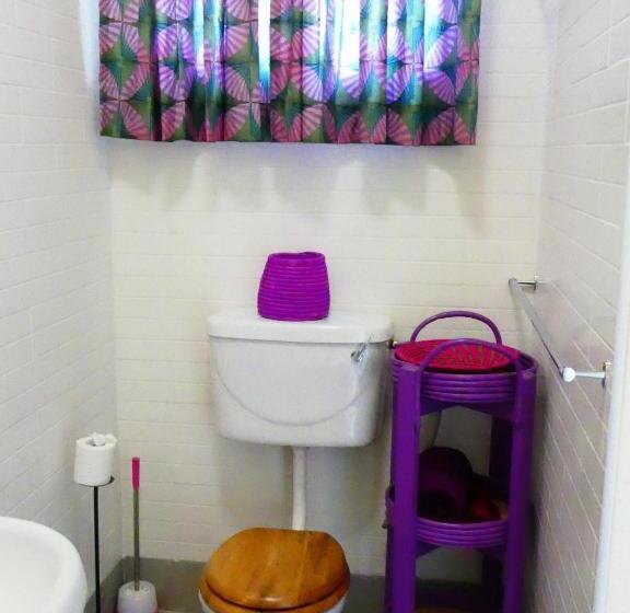 اتاق استاندارد یک تخته با بالکن, Pineapple Guest House Entebbe