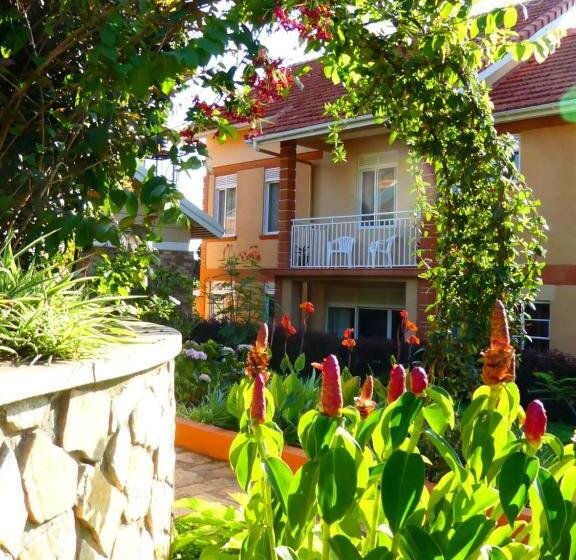 اتاق استاندارد یک تخته با بالکن, Pineapple Guest House Entebbe