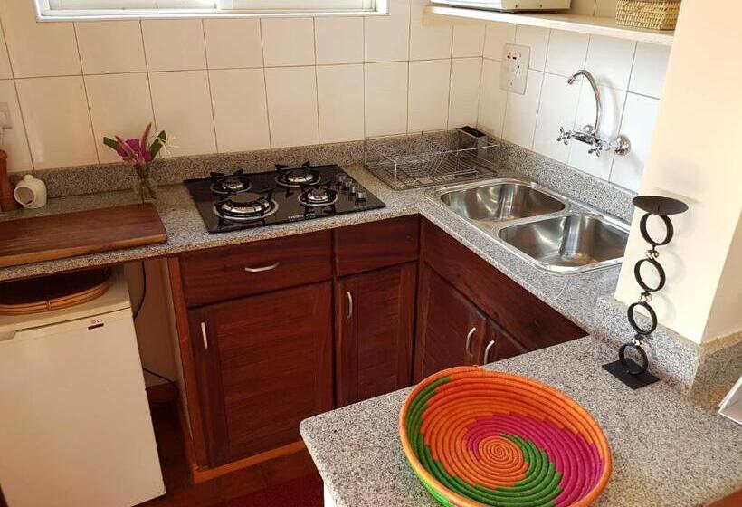 کابین, Pineapple Guest House Entebbe