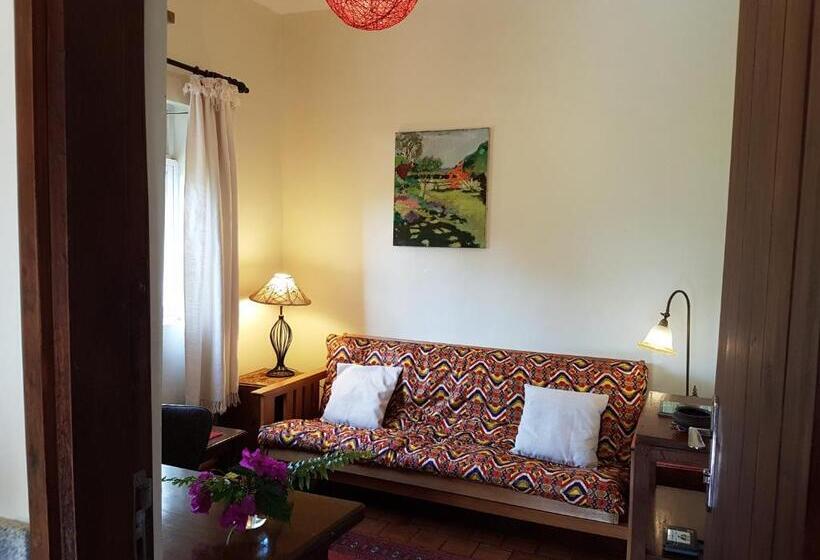 کابین, Pineapple Guest House Entebbe