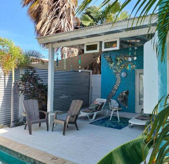 استودیوی استاندارد, Sandcastle Beach Apartments