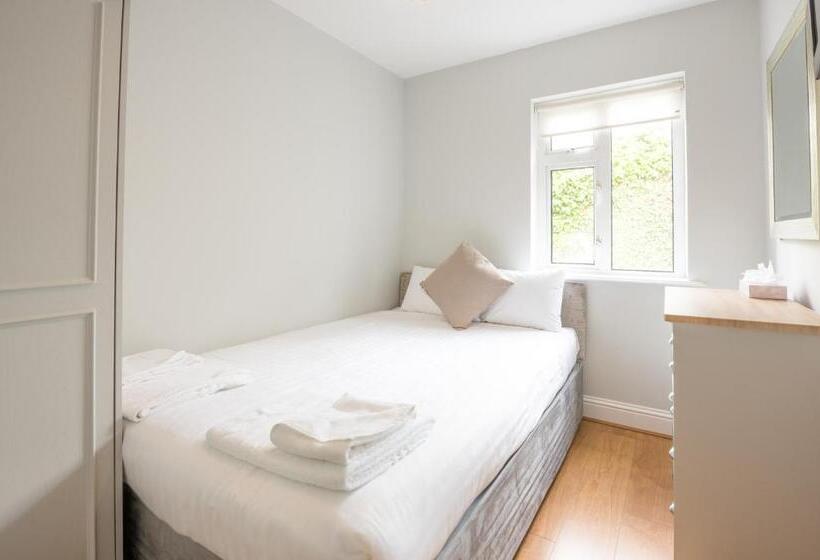 شقة غرفتين, Westport Heights