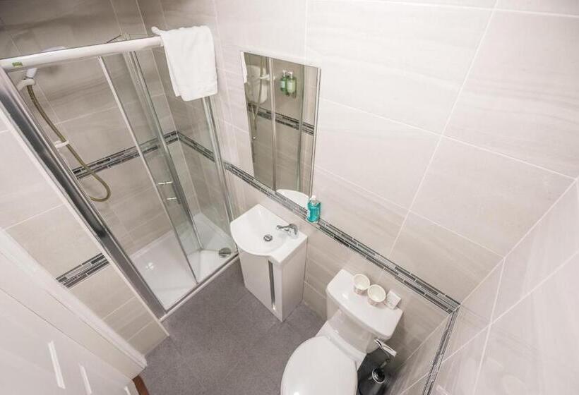 شقة غرفتين, Westport Heights