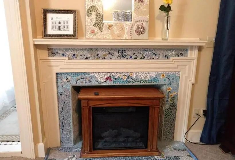 ロイヤルルーム, Daniel Stebbins B And B