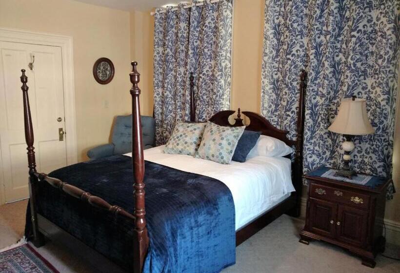 ロイヤルルーム, Daniel Stebbins B And B